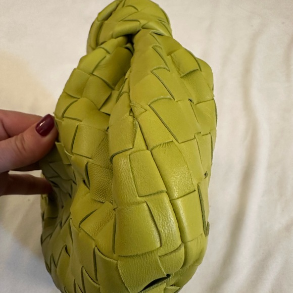 100% authentic Bottega Veneta mini Jodie leather handbag in chartreuse green. - Picture 9 of 11
